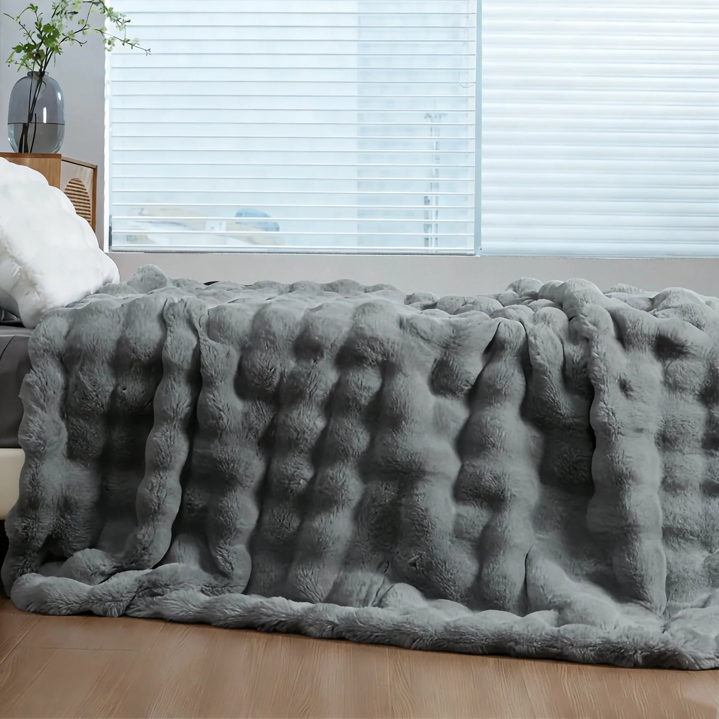 Luxurious Faux Fur Blanket for Cozy Elegance