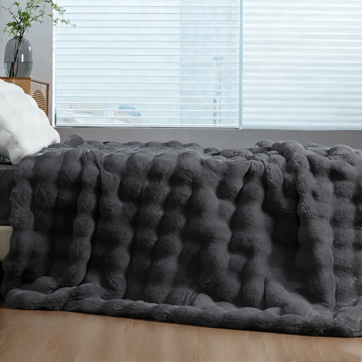 Luxurious Faux Fur Blanket for Cozy Elegance