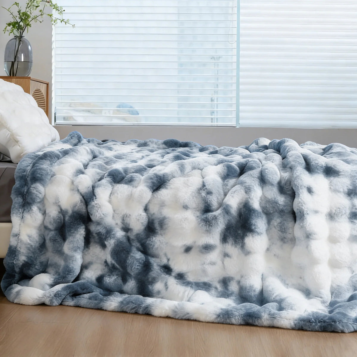 Luxurious Faux Fur Blanket for Cozy Elegance