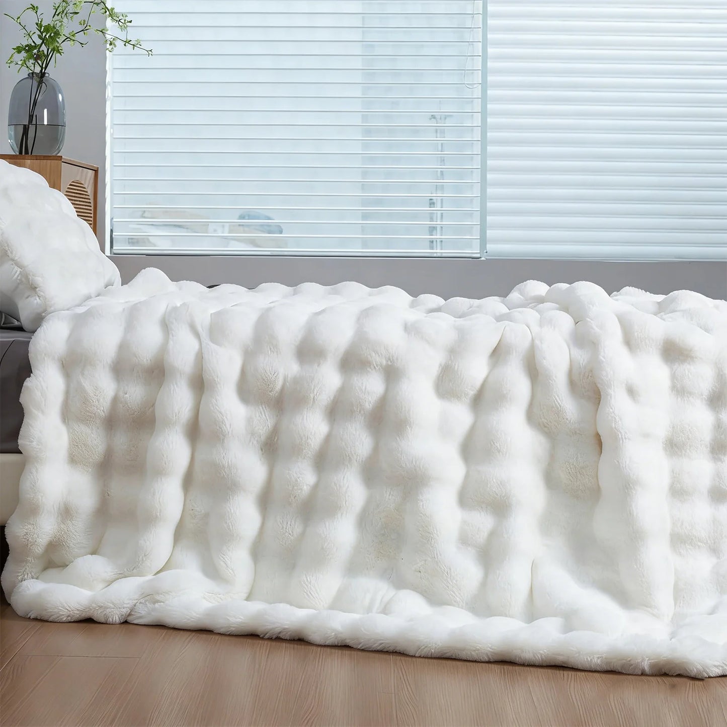 Luxurious Faux Fur Blanket for Cozy Elegance