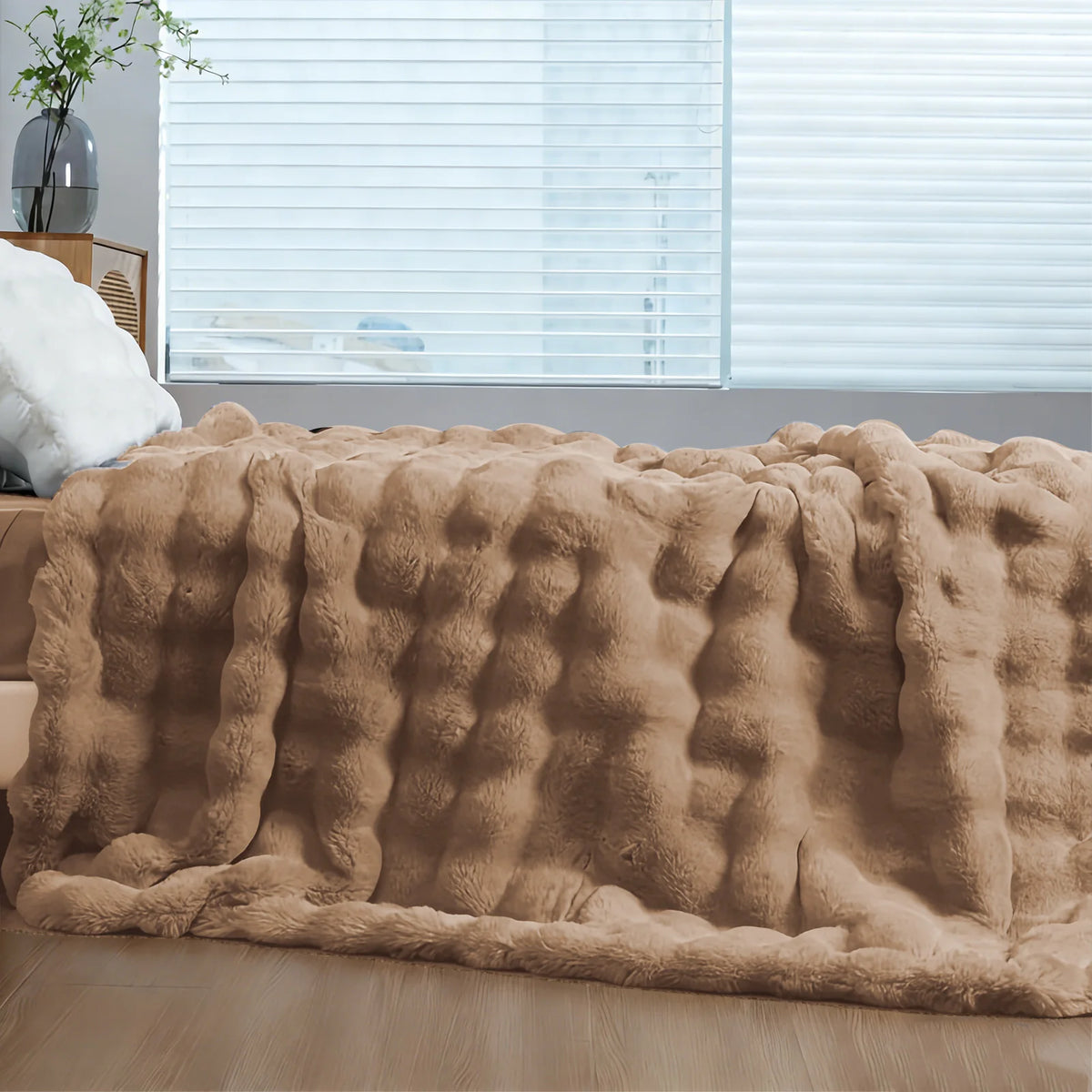 Luxurious Faux Fur Blanket for Cozy Elegance