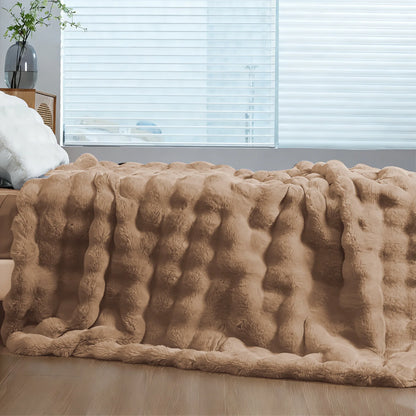 Luxurious Faux Fur Blanket for Cozy Elegance