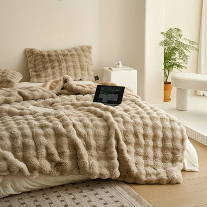 Luxurious Faux Fur Blanket for Cozy Elegance